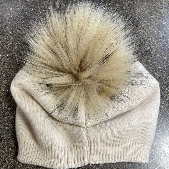 Gorgeous hat with faux fur pompom - Picture 2 of 3